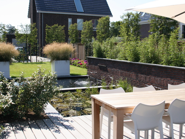 Moderne tuin met koi-vijver