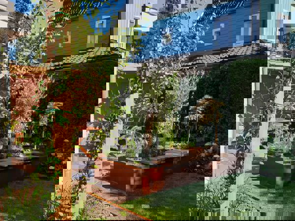 Gezellige familietuin met stijlvolle overkapping